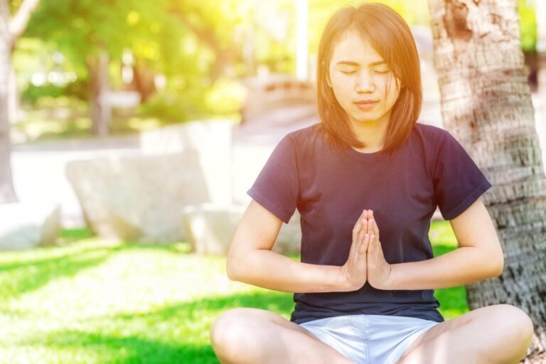 Adolescente en séance de relaxation lors d’un exercice de sophrologie à Ventabren